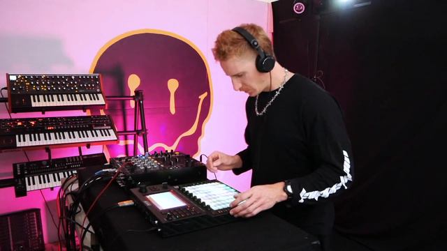 Hard Techno on Akai Force смотреть онлайн