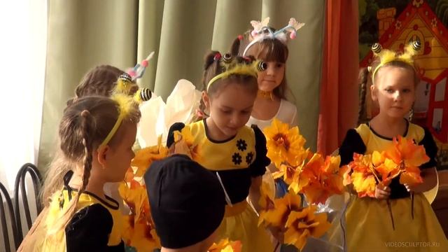 Осень - раскрасавица! Яркая, зеленая, желтая и красная. Танец на осеннем утреннике. смотреть онлайн