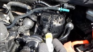 Как заменить топливный фильтр и вентилируемые в Ford Fiesta 1.4 T.D.C.I. (Русский)