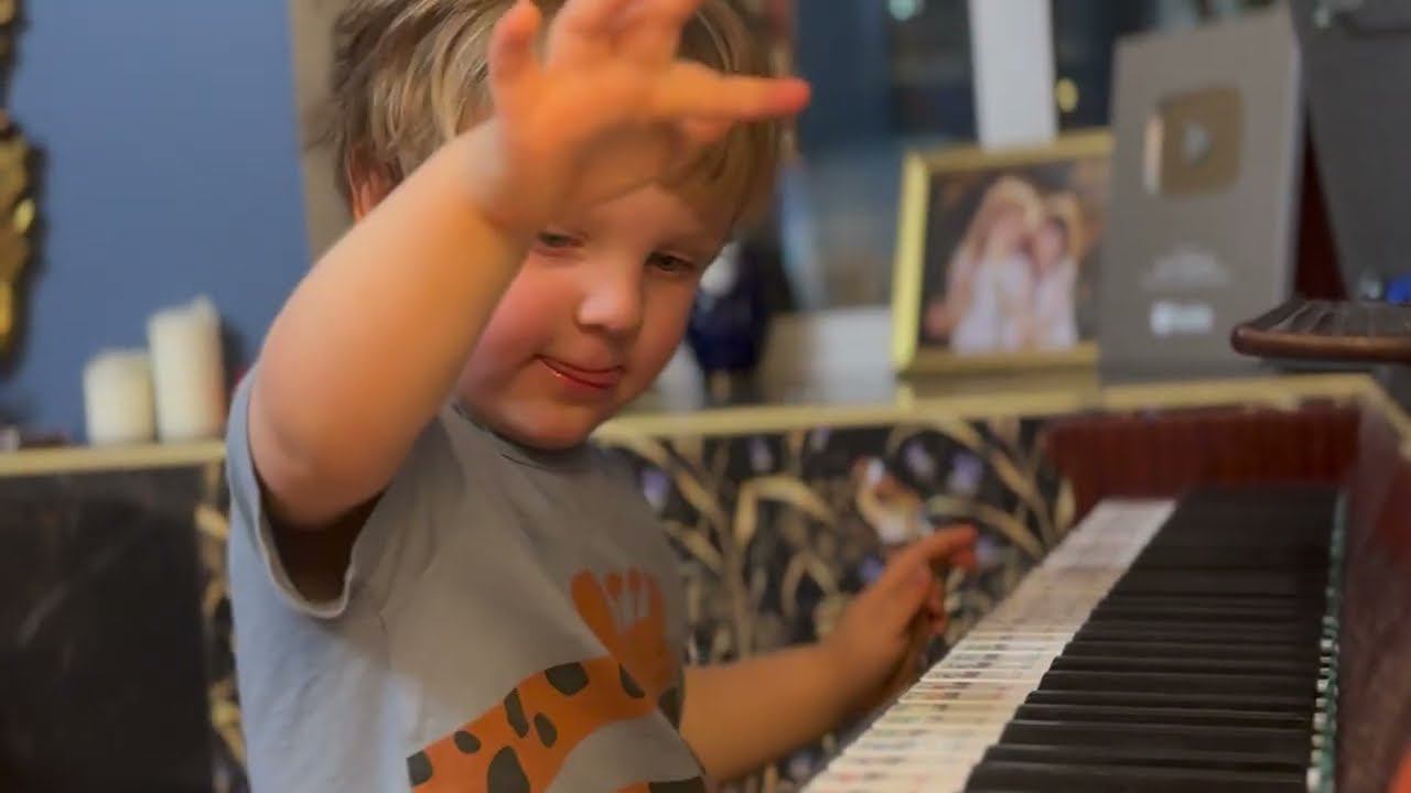 Checking If Fingers Have Grown Enough - Проверяет, выросли ли уже пальчики