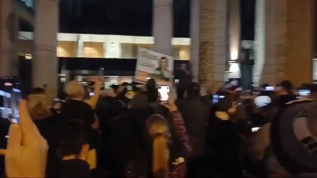 ❌Сотни жителей Дублина вышли на протест против размещения украинских беженцев смотреть онлайн