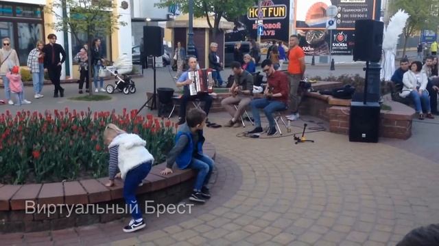 Вечером 7 мая на Советской в Бресте - музыка и фонтан смотреть онлайн