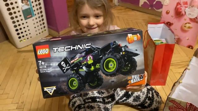 Съездили к бабушке, заглянули под её ёлку?Что нашли там?!Обзор летающей феи?Ника сразу сообразила смотреть онлайн