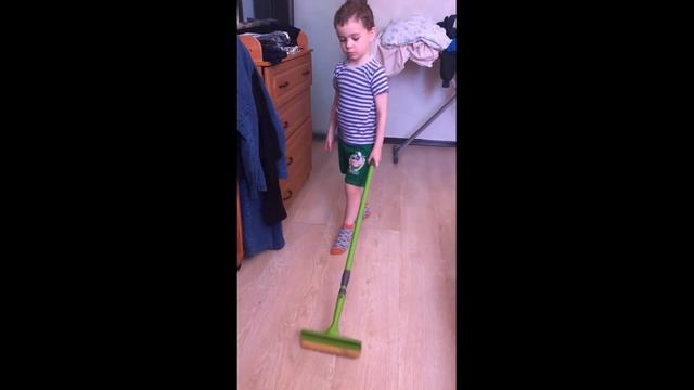 И раз, и два, и три, Костя моет полы смотреть онлайн