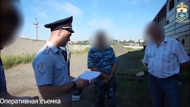 Шестеро мужчин сливали горючее с тепловозов: видео задержания в Волгограде смотреть онлайн