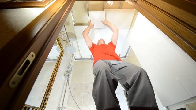 Установка кассетного потолка CESAL в сан-узел смотреть онлайн