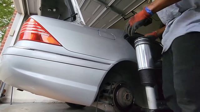 Mercedes S430 Rear Air Shock Replacement #herbzautocare смотреть онлайн
