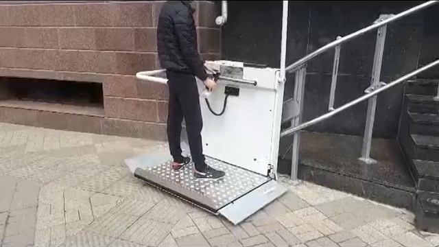 Наклонный подъемник для инвалидов - подъёмная платформа для инвалидов БК 320 вдоль лестничного марш смотреть онлайн