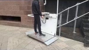 Наклонный подъемник для инвалидов - подъёмная платформа для инвалидов БК 320 вдоль лестничного марш