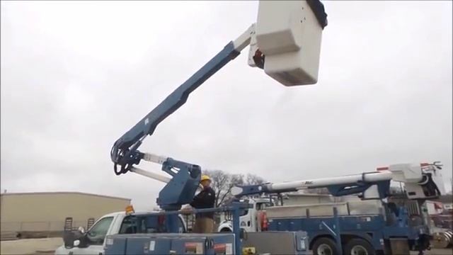 2002 Ford F550 Super Duty XL bucket truck for sale | no-reserve Internet auction April 27, 2017 смотреть онлайн