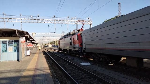 ЭП20-017 прибывает на станцию Ростов-Главный с поездом № 92 Москва — Севастополь смотреть онлайн