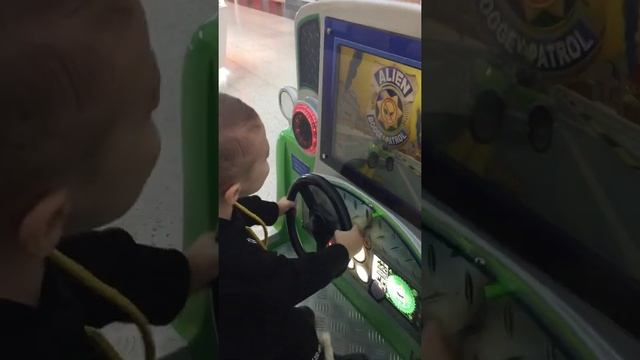 На машине в тц МЕГА. Игровые автоматы. Гуляем. Как в 2 года научится ездить на машине