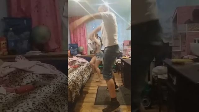 Just Dance Now? Танцуют папа и дочка?? смотреть онлайн
