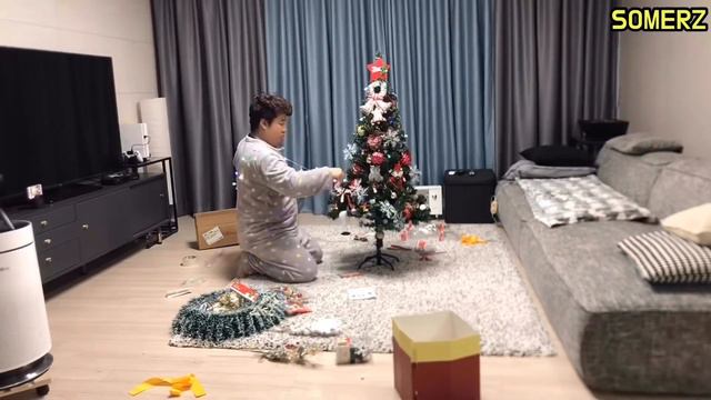 크리스마스 트리 만들다가 삘받아서 크리스마스 캐롤 만듬 (feat.남편) смотреть онлайн