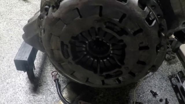 E46 Engine Assembly - Adjusting the (self adjusting) clutch and welded oil pump nut смотреть онлайн
