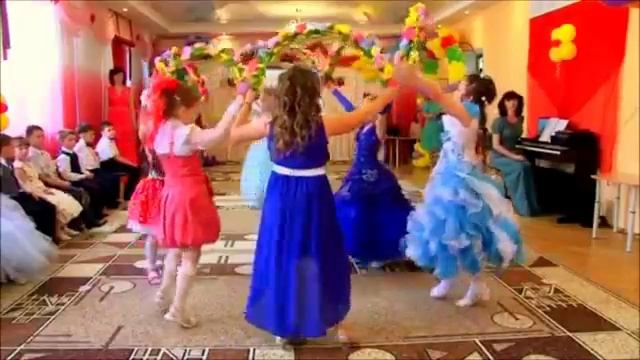 Танец с цветочными дугами в детском саду.mp4 смотреть онлайн