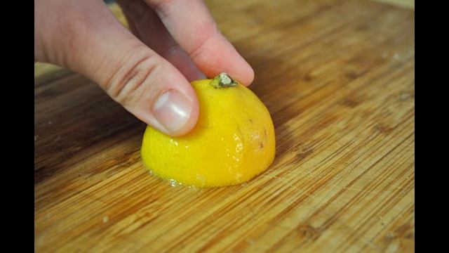 Как легко почистить кухонную доску? С этим гениальным способом всё просто. смотреть онлайн