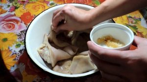 Запеченные свиные уши с чесноком