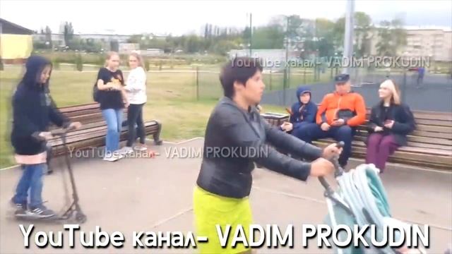 ПЬЯНАЯ ЯЖЕМАТЬ МУЧАЕТ РЕБЁНКА В СКЕЙТ-ПАРКЕ!