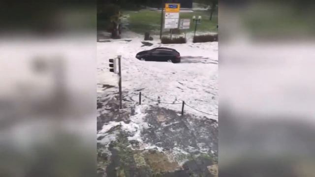 В Мюнхен прошел град, ливень, потоп, ураган одновременно смотреть онлайн