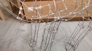 Новогодний олень из проволоки с гирляндой