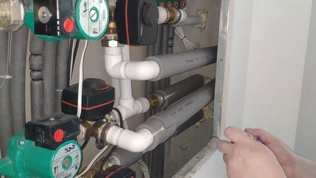 Клеим теплоизоляцию для труб отопления Installation of thermal insulation смотреть онлайн