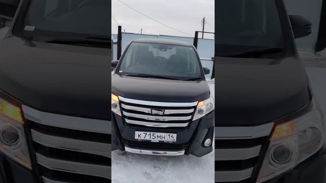 бегущие поворотки на зеркала Toyota Noah 2016