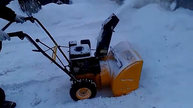 Работа снегоуборщика. Новинка, новый снегоуборщик. смотреть онлайн
