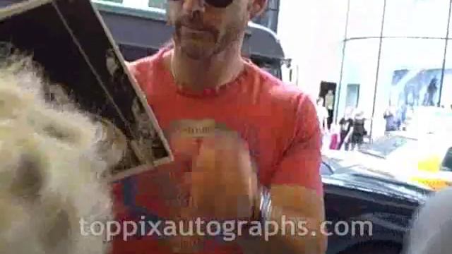 Eric Bana - Signing Autographs at "Late Night with Jimmy Fallon" смотреть онлайн