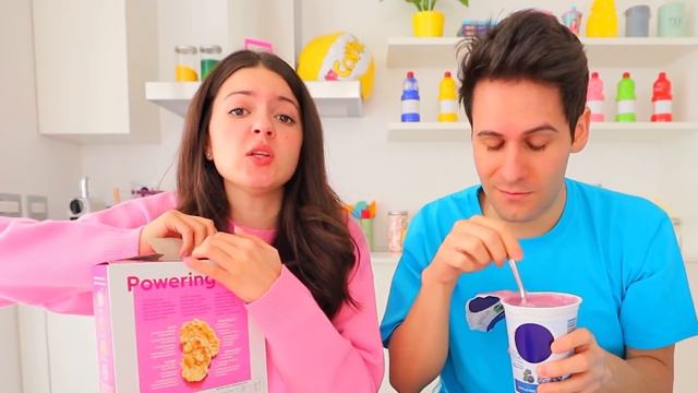 SOFÌ E LUÌ MANGIANO SOLO CIBO ROSA Vs AZZURRO PER UN GIORNO 24 ORE COLORE CHALLENGE!! | Me Contro T