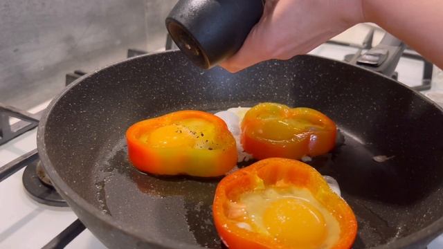 Яичница с болгарским перцем на сковороде: готовим яркий завтрак за 5 минут