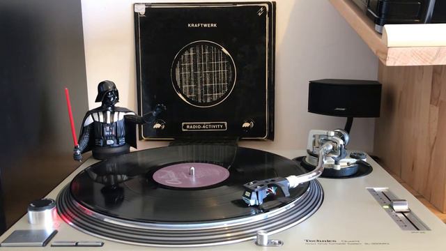 Kraftwerk – Radioactivity (1975)