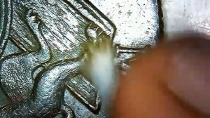 Чистка монет стекловолоконной палочкой.