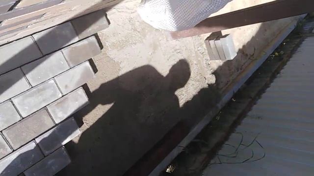 Бегемот контролирует укладку тротуарной плитки) смотреть онлайн