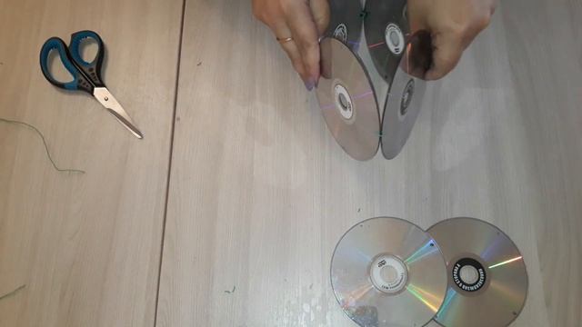 DIY Простой светильник из DVD/CD дисков и гирлянды/ DIY Simple lamp from DVD / CD discs and festoon смотреть онлайн
