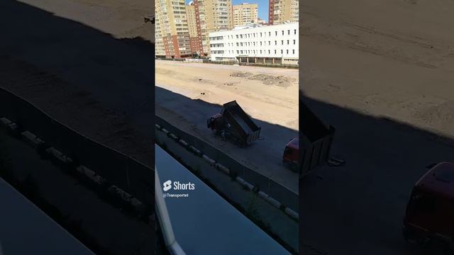 Не складывается кузов самосвала до конца, подъехал на помощь второй самосвал #Shorts #кузов смотреть онлайн