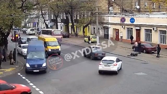 Женщина выпала из маршрутки на полном ходу смотреть онлайн
