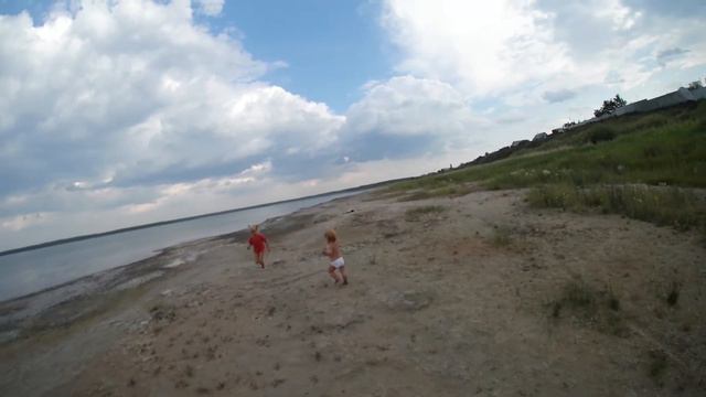 45-ый день. Красивые облака. Играем, веселимся. Виолетта догоняет Викторию=) смотреть онлайн
