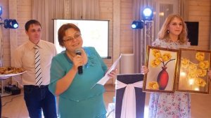 Смешно поздравили на свадьбе. Сюрприз для молодожен удался!