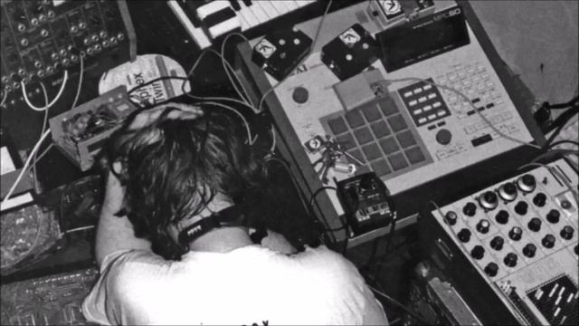 AFX (Aphex Twin) - 11 Early Morning Clissold смотреть онлайн
