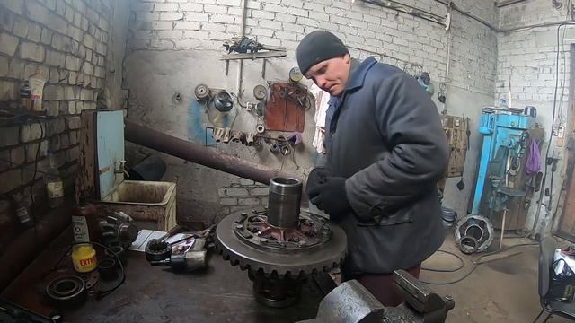 Сборка моста трактора К-701М. Проверка работы блокировки. смотреть онлайн
