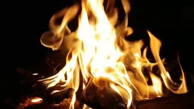 Успокаивающий камин. Звуки огня. Камин. У костра. смотреть онлайн