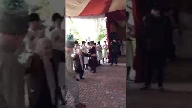 Дед танцует просто класс смотреть онлайн