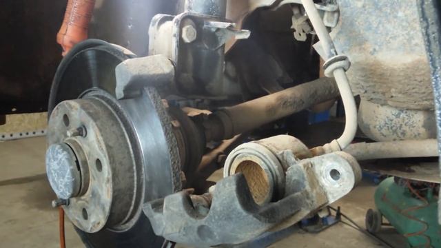 Вовремя приехал! Замена передних колодок ваз 2114. Обслуживаем направляющие суппортов смотреть онлайн