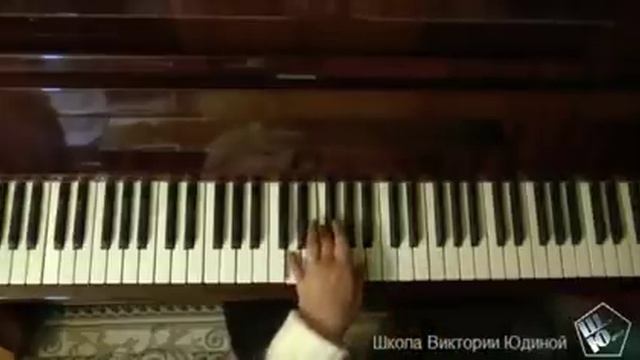 Почему не получается играть на пианино двумя руками ровно смотреть онлайн