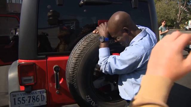 Американские школьники подарили сторожу машину мечты — красный Jeep Wrangler. смотреть онлайн