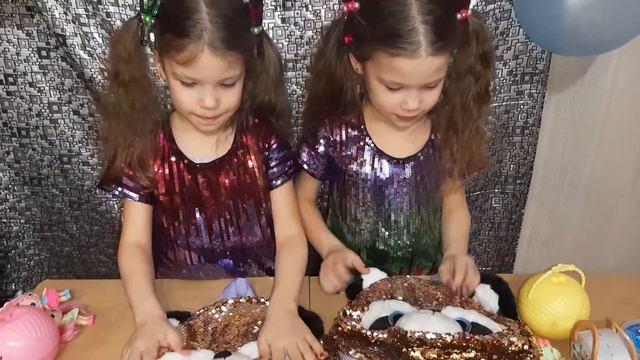 Двойняшки открывают подарки , куклы лол распаковка#лолподделка смотреть онлайн