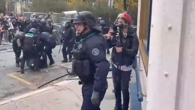 Париж. Протестующие начали крушить магазины, силовики пытаются разогнать толпу. смотреть онлайн