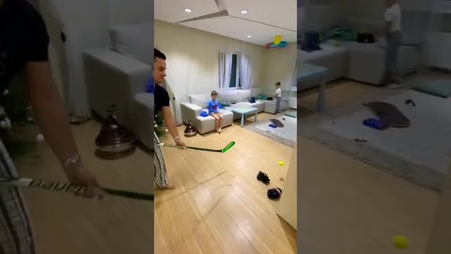 Папа набивает мяч хоккейной клюшкой /KiFill hockey смотреть онлайн