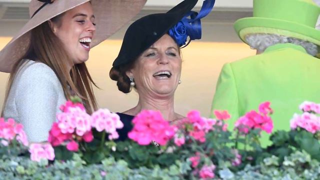 Fergie & Beatrice held hands as they curtsied to the Queen today at Royal Ascot смотреть онлайн